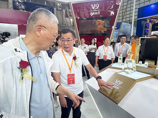 2024年8月8日，江蘇省原副省長吳瑞林在第十四屆中國（南京）國際糖酒食品交易會上參觀今世緣展館